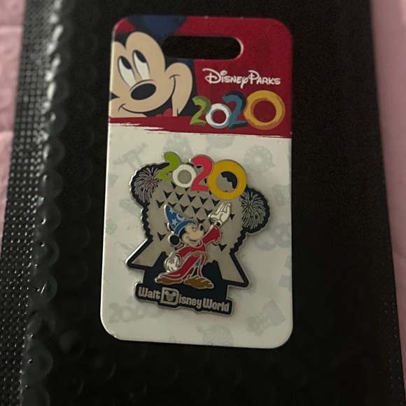 Disney Parks 2020 Mickey Mouse COLLECTOR PIN - Picture 1 of 3